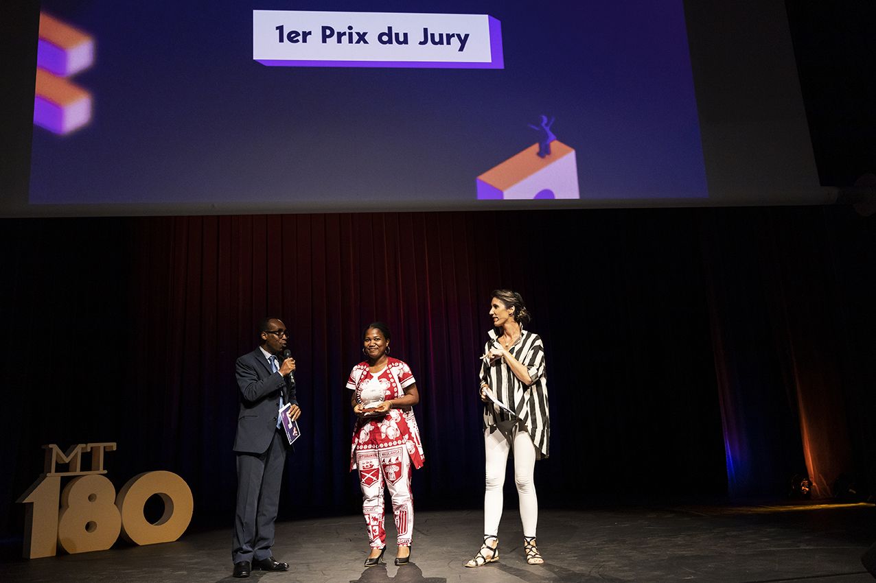 Véronique Nomenjabahary reçoit le 1er prix du jury